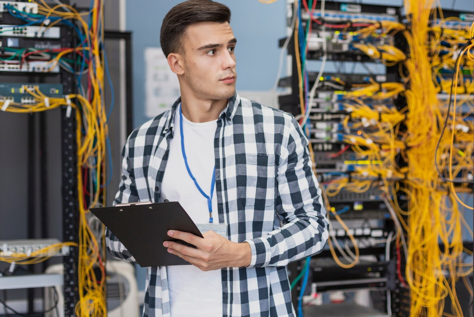 Tecnico sistemista in un server