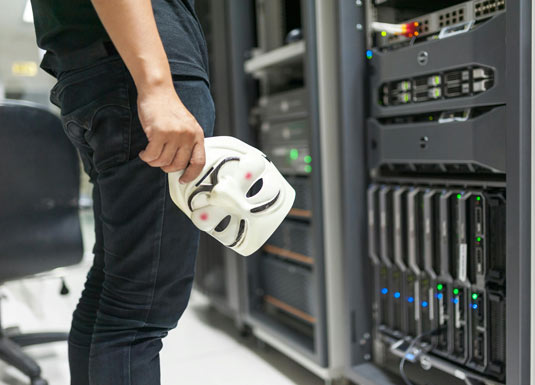Maschera Anonymous davanti un server