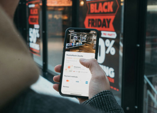 Un uomo che sta acquistando on-line durante il Black Friday