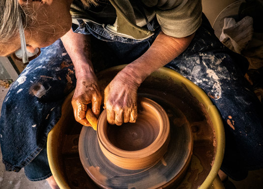 Lavorazione di un vaso in argilla