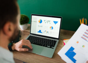 Uomo che controlla Google Analytics