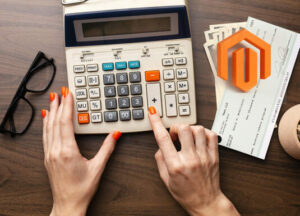 donna che sua calcolatrice con di lato il simbolo di Magento