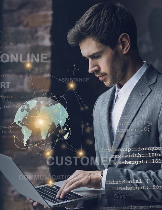 uomo con computer e mondo davanti