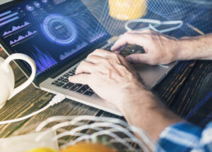 uomo che usa il portatile