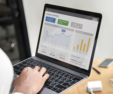 Laptop con grafico statistico
