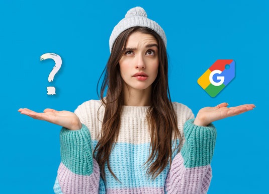 Donna perplessa, con un punto interrogativo da una parte e il logo di google nell'altra