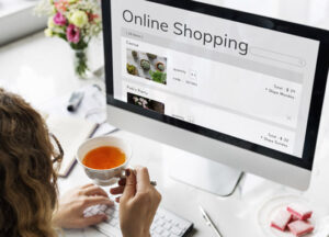 Donna davanti a shop online