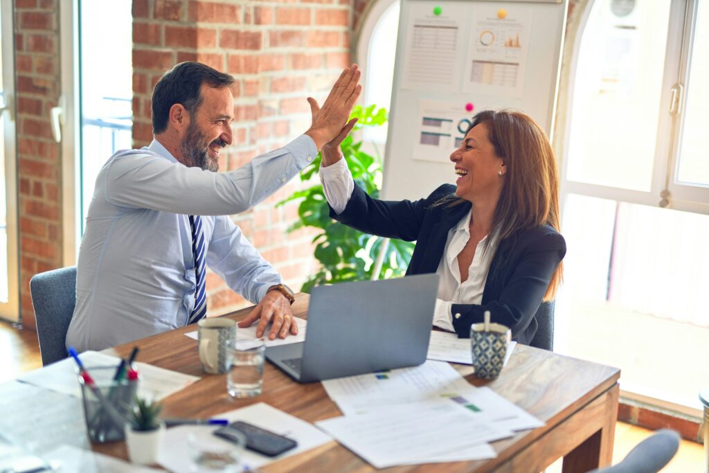 Ufficio marketing che raggiunge i suoi obbiettivi