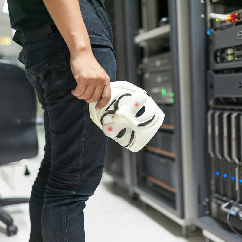 Hacker davanti un server