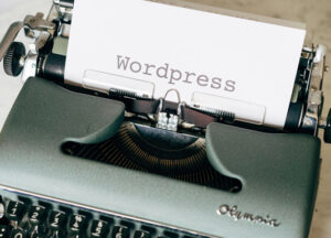 macchina da scrivere con scritta wordpress