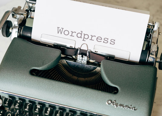 macchina da scrivere con scritta wordpress