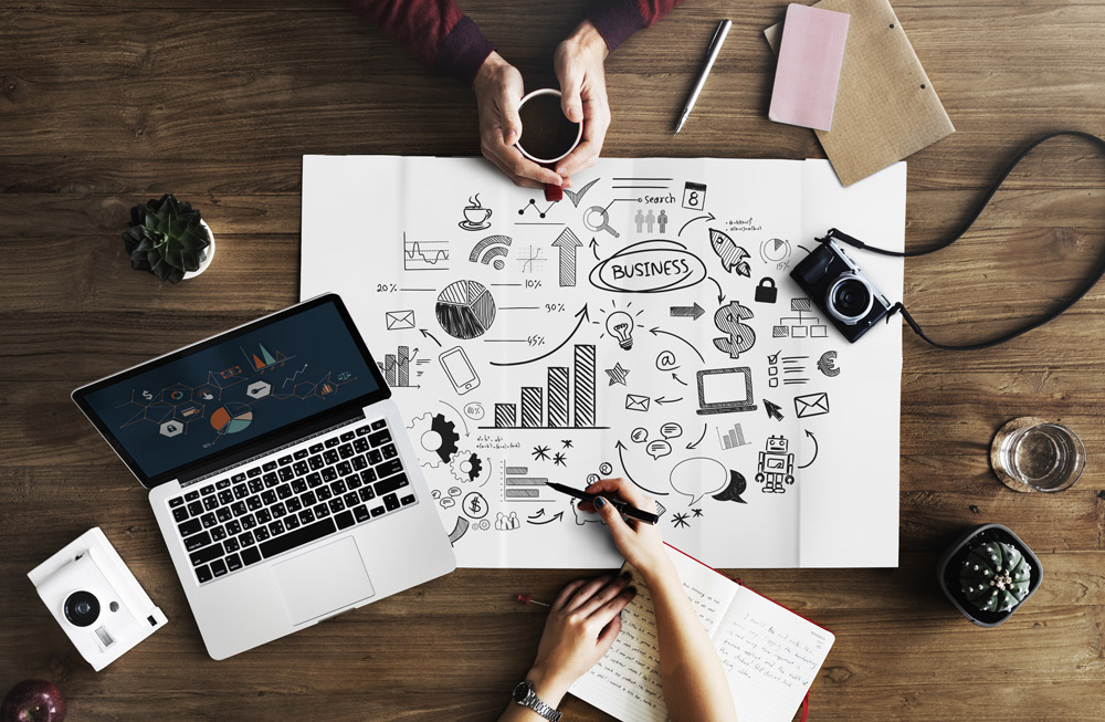 Tavolo di Lavoro con disegnato vari elementi che simboleggiano il content MArketing
