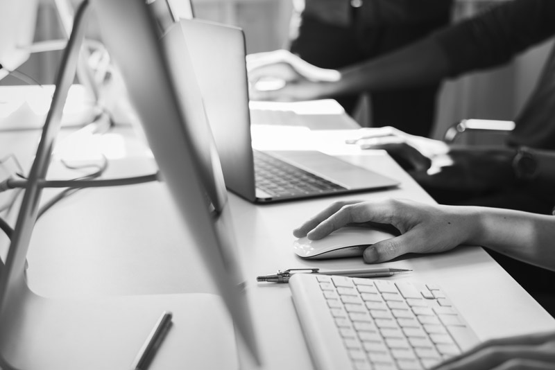 inquadratura di persona al lavoro sul pc