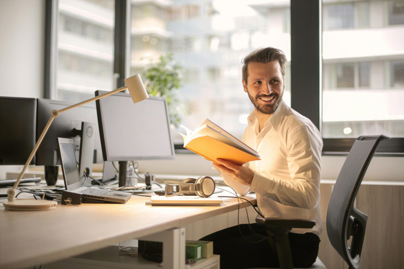 Uomo che lavora in ufficio