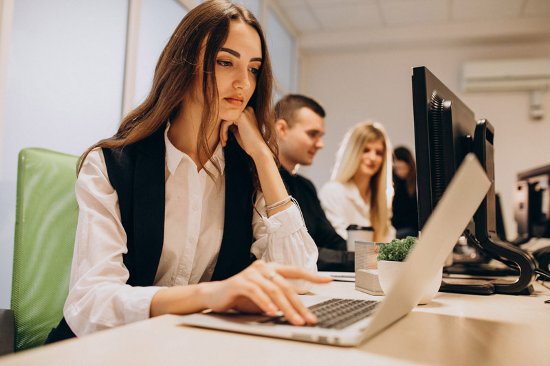 Impiegata in ufficio alle prese con la posta elettronica