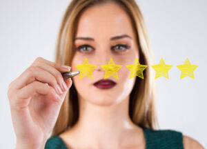 Donna che disegna 5 stelle su un monitor