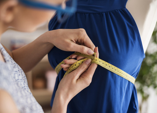Sarta che misura le taglie di un vestito